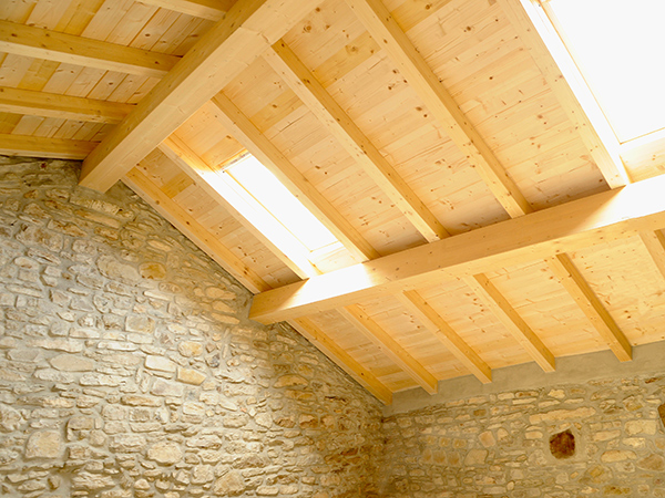 Tetto-in-legno-a-spiovente-con-travi-a-vista-Reggio-emilia
