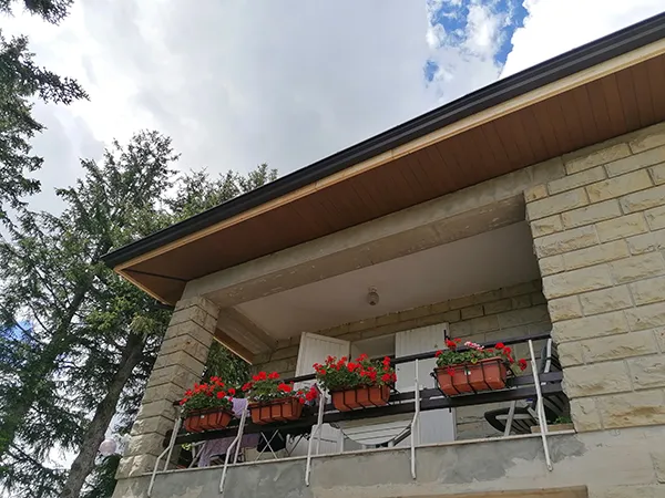 montaggio-di-scossaline-e-di-gronde-per-balconi