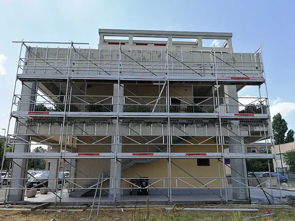 montaggio-scale-parapetti-temporanei-per-operazioni-su-tetti-e-coperture
